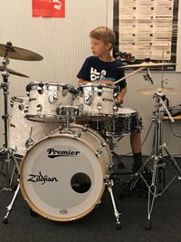 Myron spielt Schlagzeug während des Unterrichtes